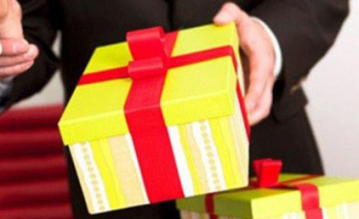 Cán bộ nhận quà Tết: Có ai trả lại nếu giá trị quá lớn?